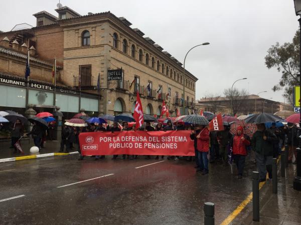 Cabecera de la manifestación convocada en Toledo para la defensa de la pensiones (EP)