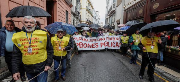 Manifestación en Sevilla en defensa de las pensiones. EFE/ José Manuel Vidal