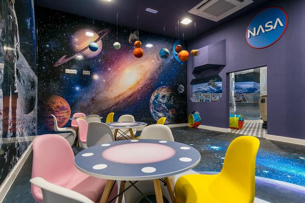 Sala de juegos inspirada en la NASA