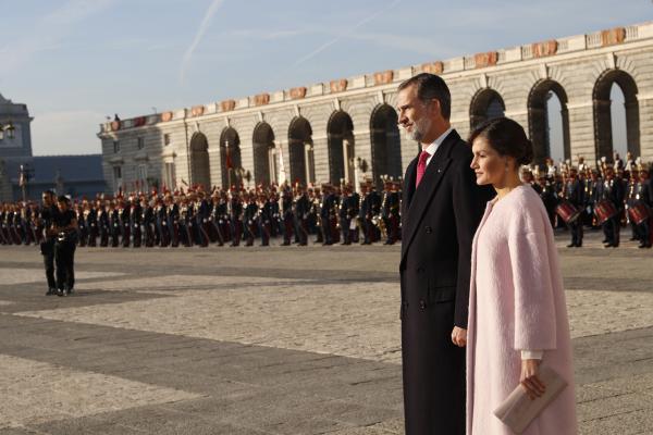 Los Reyes ante la formación de la Guardia Real durante la bienvenida al presidente chino