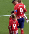 Torres pasea con sus hijos en una vuelta de honor