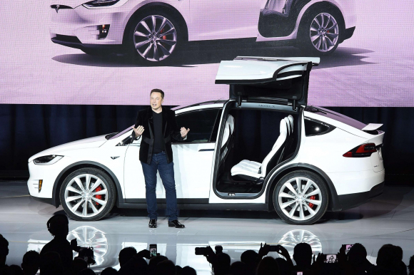 El Tesla Model X es uno de los primeros coches del planeta que se conduce solo. (AFP)