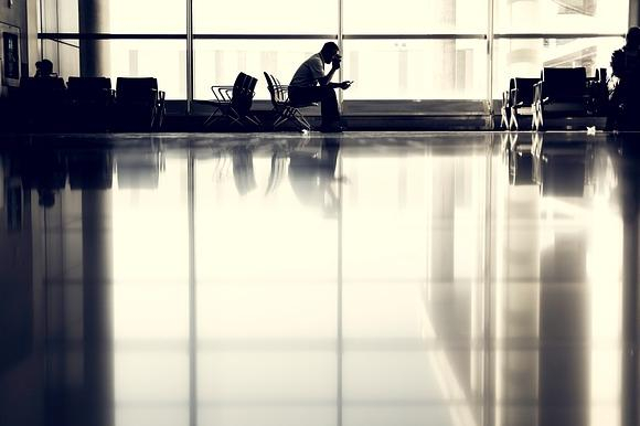 Las esperas en el aeropuerto son de lo más incómodo / Pixabay