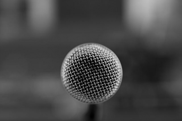 Enfrentarse a un micrófono es aterrador / Pixabay