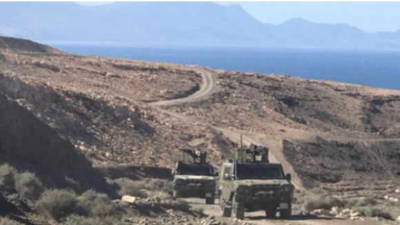 Vehículos militares participan en unas maniobras en Canarias