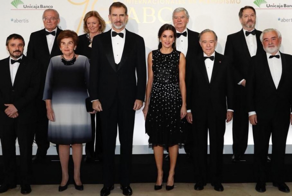 Los Reyes Felipe y Letizia junto a los galardonados con los Premios ABC de perio
