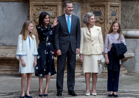 El rey Felipe VI, la reina Letizia, la reina Sofía, la princesa de Asturias y la infanta Sofía en la catedral de Palma, donde asistieron a la misa del Domingo de Resurrección. EFE/LLITERES