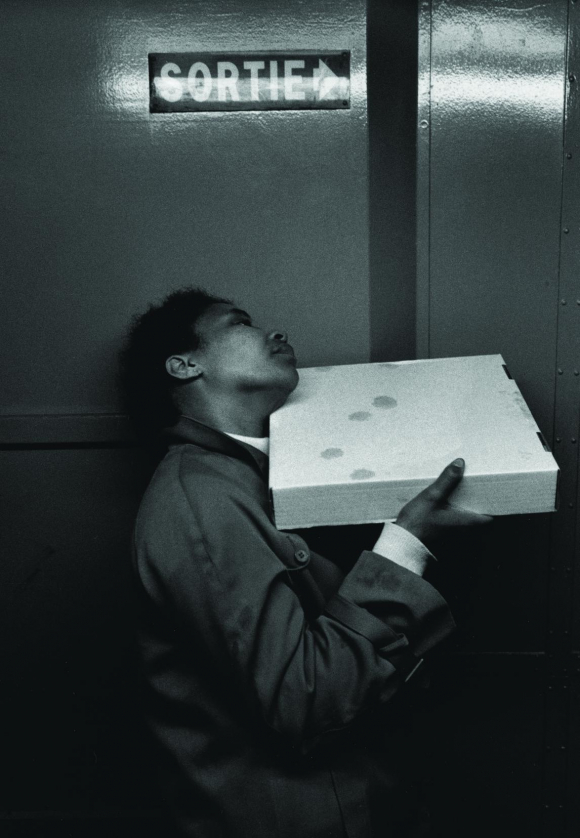 un trabajador llevando una pizza
