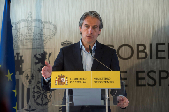 El ministro de Fomento, Iñigo de la Serna en la localidad cántabra de Reinosa. EFE/Pedro Puente Hoyos.