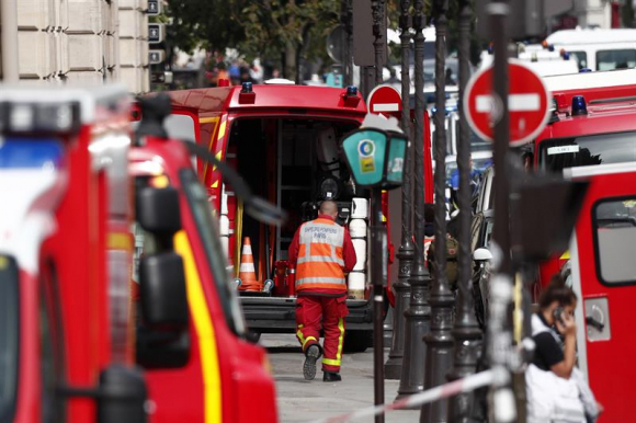 Resultado de imagen para Cuatro muertos en ataque con cuchillo contra policías en París