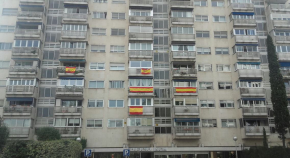 Las banderas españolas adornan las fachadas en algunas ciudades