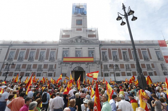Cientos de personas claman en Madrid por la unidad de España y contra el referéndum de Cataluña