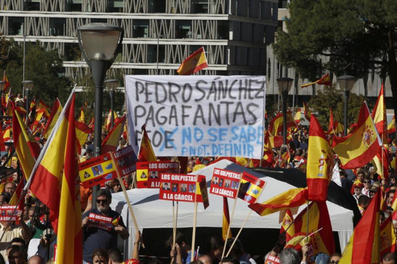 Una pancarta llama 'pagafantas' a Pedro Sánchez