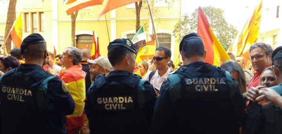 Aplausos y muestras de apoyo a la Policía Nacional y Guardia Civil en la manifestación por la unidad de España