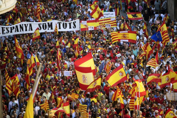 Vista de la manifestación convocada por Societat Civil Catalana hoy en Barcelona en defensa de la unidad de España bajo el lema "¡Basta! Recuperemos la sensatez"
