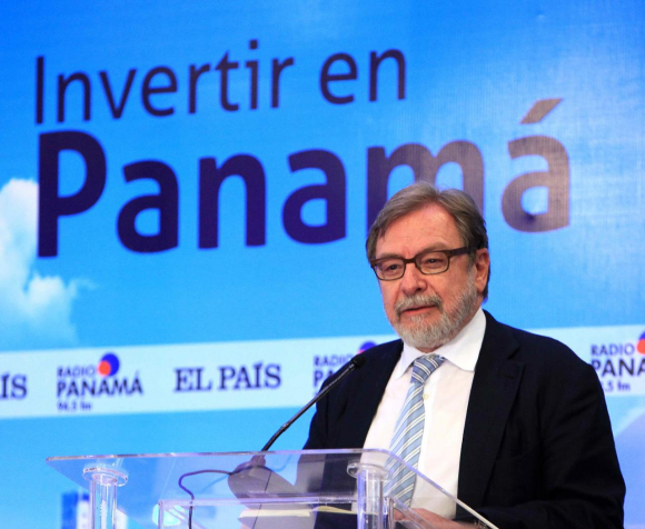 El libro destronó a los púlpitos de poder, afirma el periodista español Cebrián