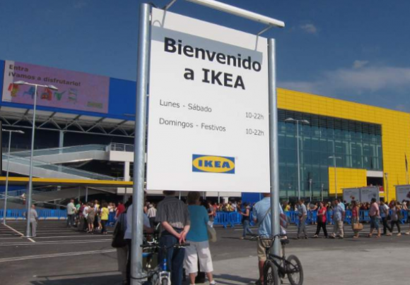 Clientes en la puerta de una de las sedes de Ikea, en Madrid.