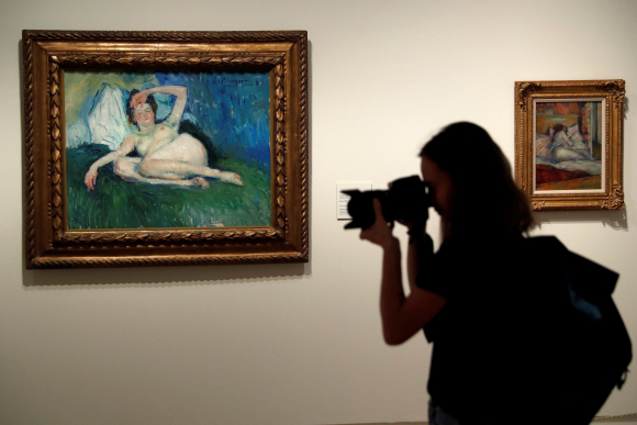 Vista de las obras " Jeanne (mujer tumbada)" (i), de Picasso, y "La cama" (d), de Toulouse-Lautrec