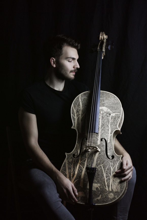 Fotografía de Leonardo Frigo, el artista que pinta violines.