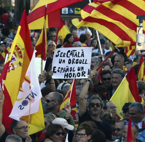 Aspecto de la manifestación convocada hoy por la entidad Societat Civil Catalana en el centro de Barcelona bajo el lema "Todos somos Cataluña"