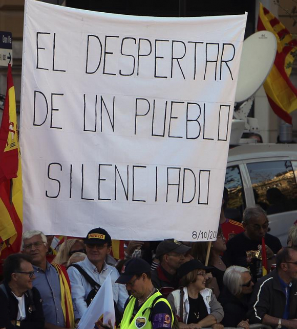 Una de los carteles en la manifestación de Sociedad Civil Catalana