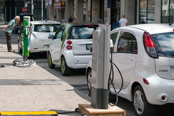 Bruselas abre la puerta a que España establezca un IVA reducido del 4% para el coche eléctrico