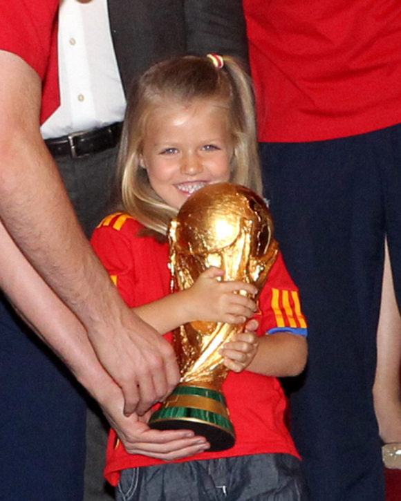 Infanta Leonor con la Copa del Mundo que ganó España