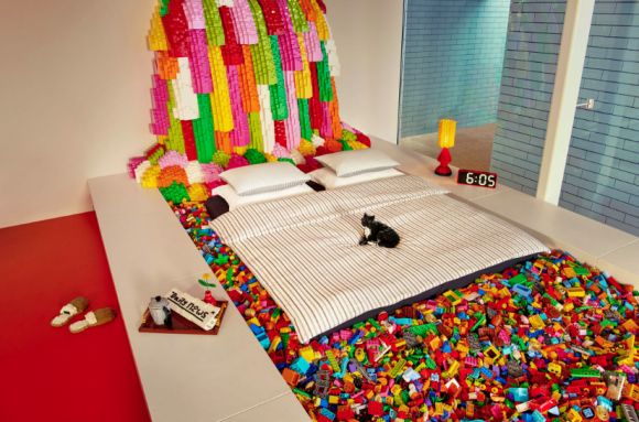 Fotografía del dormitorio de la LEGO house.