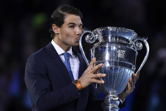 Fotografía de Nadal recibiendo el trofeo como número 1 del ranking ATP.