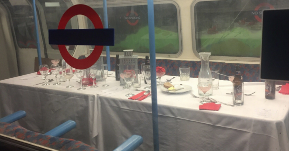 Fotografía del vagón de metro para cenar en Londres.