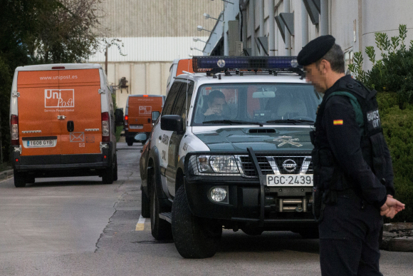 Agentes de la Guardia Civil en la sede de la empresa postal Unipost en L'Hospitalet de Llobregat