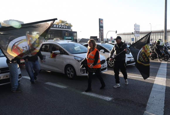 El taxi en pie de guerra: la A6 colapsada en la entrada a Madrid y 24 horas de paro