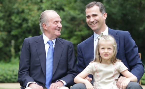 Zarzuela renueva web con la foto del Rey, el Príncipe y la Infanta Leonor para dar imagen de continuidad de la Monarquía