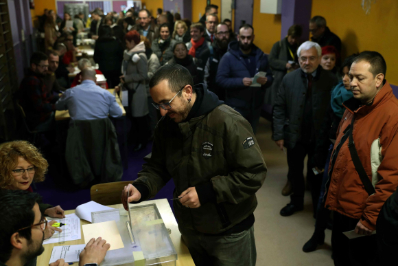 Ciudadanos votan en el colegio electoral Santa Marta de L'Hospitalet de Llobregat