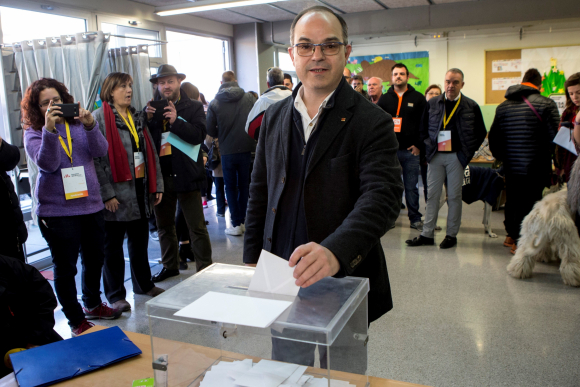 El exconseller Jordi Turull vota en el colegio Lluis Piquer de Parets del Vallés
