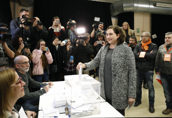 Ada Colau vota en su colegio electoral