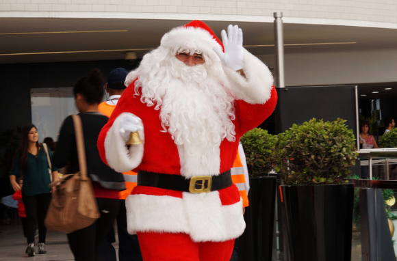 El disfraz de Papa Noel es más aparatoso debido a la barriga / Art DiNo