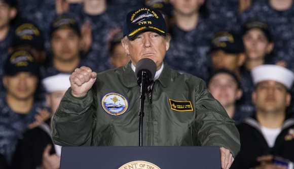 Donald Trump en una intervención en el el portaaviones Gerald R. Ford.