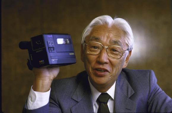 El legendario directivo de Sony, Akio Morita, convenció a Jobs de las bondades del uniforme.