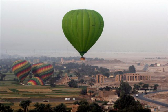 Un globo aerostático sobrevuela el Templo de Ramsés II
