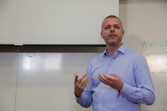 Andy Stalman durante una charla en la Universidad de Piura
