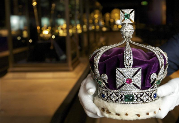 Las joyas de la Corona británica lucen como nunca en la Torre de Londres por el Jubileo de Isabel II