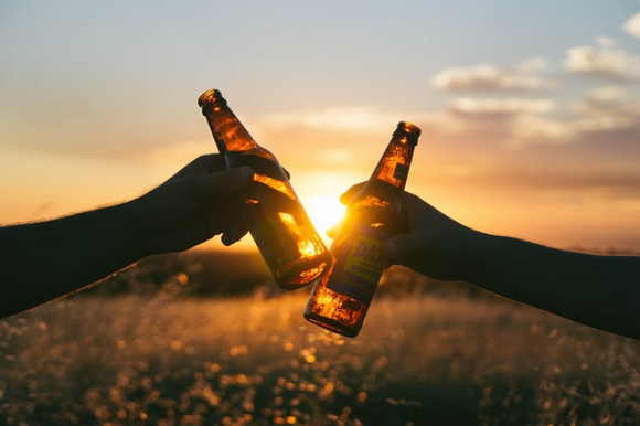 ¿Que tal una cerveza después de un duro día de trabajo? / Pixabay
