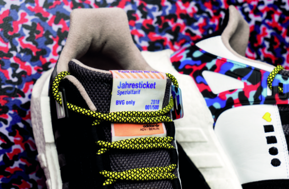Fotografía de las zapatillas de Adidas para desplazarse gratis en Berlín.