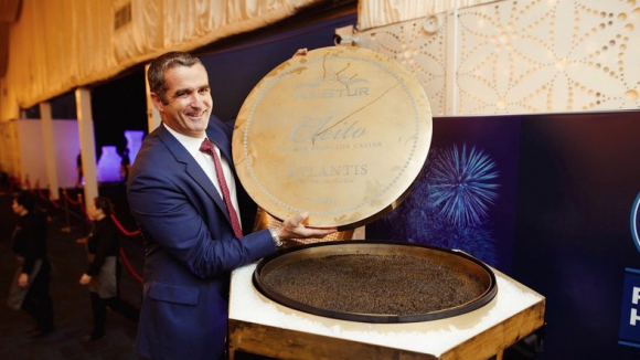 Fotografía del récord Guinness de la lata de caviar más grande del mundo del Hotel Atlantis The Palm.