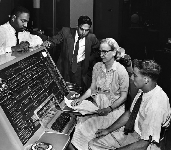 La informática Grace Hooper con el UNIVAC I / Smithsonian Institution