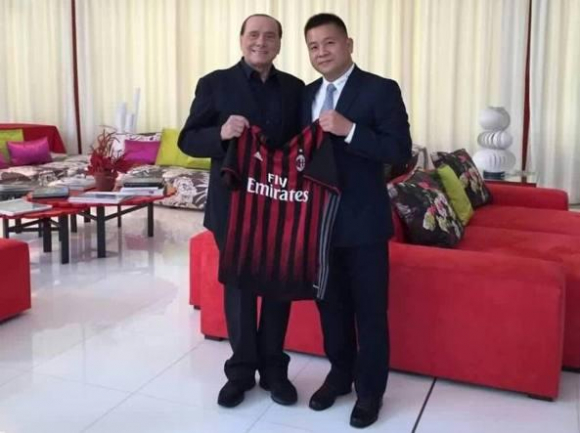Silvio Berlusconi junto al empresario Li Yonghong