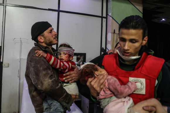 Niños heridos reciben ayuda en un hospital controlado por los rebeldes en Douma