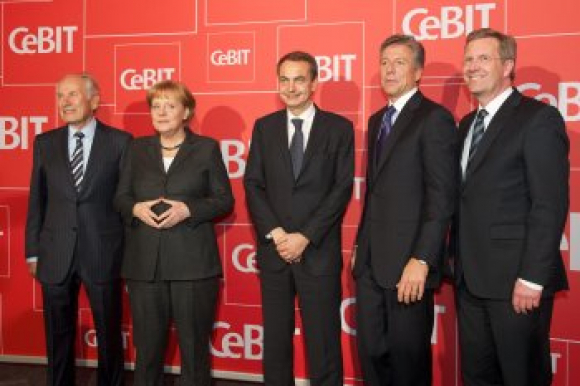 Merkel y Zapatero inauguran el CeBIT 2010