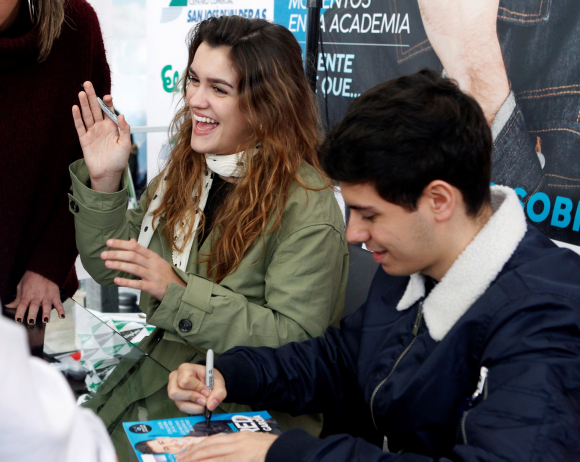 Amaia y Alfred firmando autógrafos